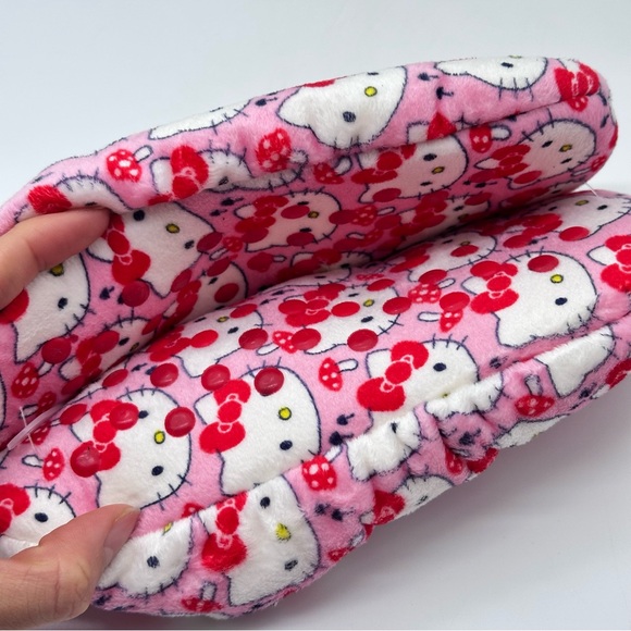 Hello Kitty Kids Fuzzy Babba Slippers Socks Size M/L Shoe Size 13-4 - Picture 5 of 6